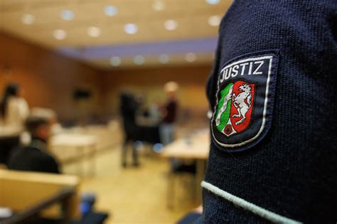 Düsseldorf Polizist wegen Körperverletzung vor Gericht