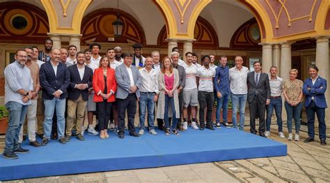 Homenaje En El Ayuntamiento De La Capital Al Huelva Comercio Viridis