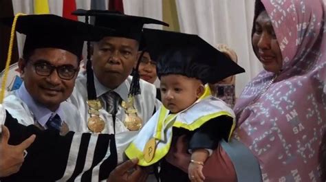 Mengarukan Bayi Bulan Ini Jadi Wisudawan Menggantikan Ibunya Yang