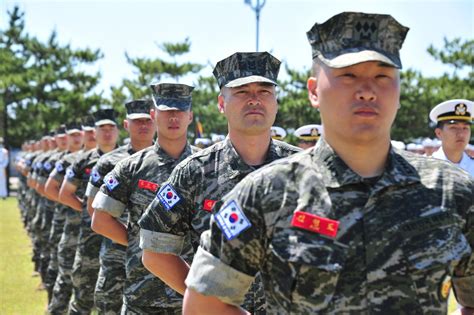 South Korean Marines in formation [2000 x 1330] : MilitaryPorn