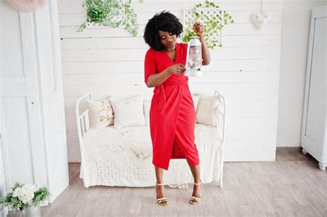 Modelo Afro Americano De Moda Em Vestido De Beleza Vermelho Mulher Sexy