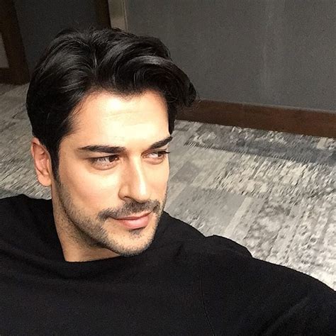 Burak Özçivit e printre cei mai iubiti actori turci din intreaga lume