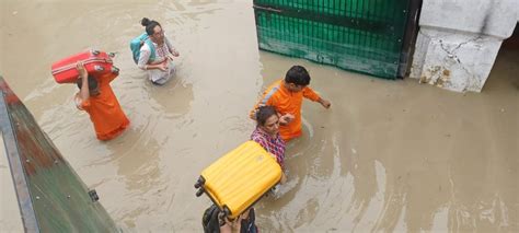 India Thousands Evacuate Floods In Delhi After Yamuna River Reaches