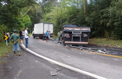 Motoristas Ficam Feridos Em Acidente Entre Carreta E Caminh O Na Br