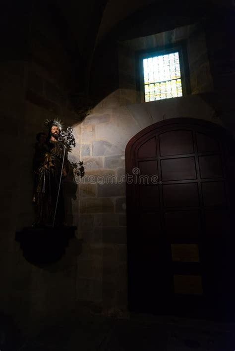 Las Piezas De Arte Del Duomo Y El Espacio En La Fachada De La Catedral