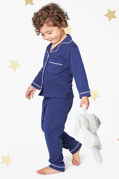 Fille En Pyjama Bleu Avec Un Lapin En Peluche Photo Gratuite