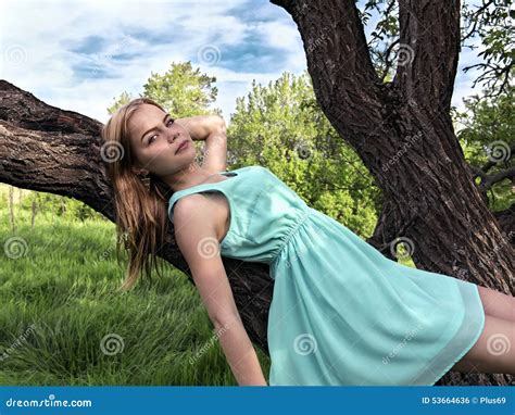 Jeune Fille Blonde Sensuelle Se Trouvant Sur Une Branche D Arbre Photo Stock Image Du Blanc