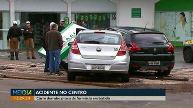 Meio Dia Paraná Cascavel Carro derruba placa de farmácia em