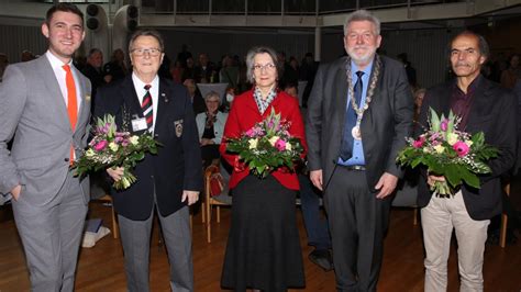 Wedel Verleiht Drei Ehrennadeln F R Au Ergew Hnliches Engagement Shz