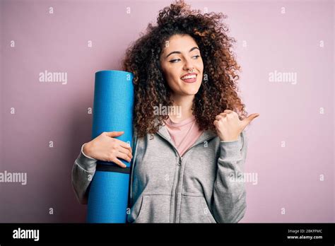 Joven Hermosa Mujer Deportiva Con Pelo Rizado Y Perforaci N De La