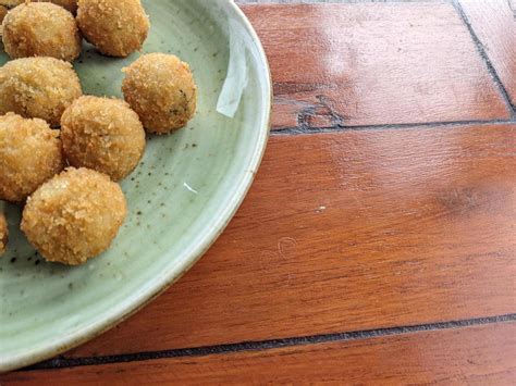 Poulet Balle Sur Le Vert Assiette Avec Mayonnaise Sauce Casse Cro Te