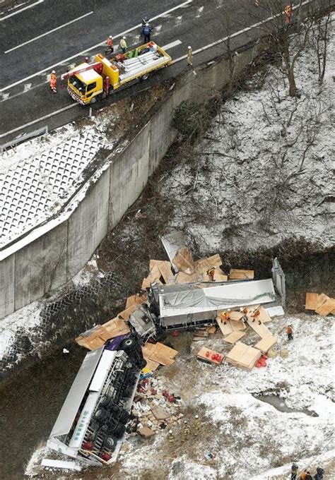 長野道でトラック2台転落 多重事故、6人搬送 読んで見フォト 産経フォト