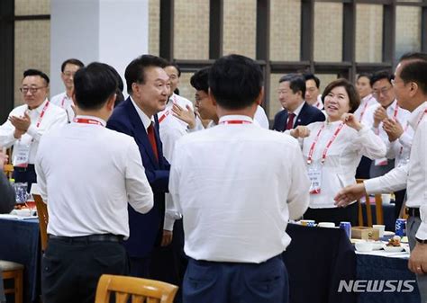 윤 국민의힘 의원들에 지나간 것 다 잊고 한몸 돼 나라 지키자