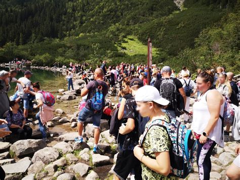 Turyści nad Morskim Okiem przesadzają Nie zwracają uwagi na innych