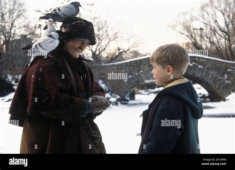 Brenda fricker macaulay culkin home alone 2 hi-res stock photography and images - Alamy