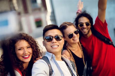 Casais Multirraciais Explorando Uma Cidade Turistas Felizes