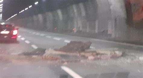 Crollo In Galleria Riaperta L Autostrada A Nel Tratto Masone Genova