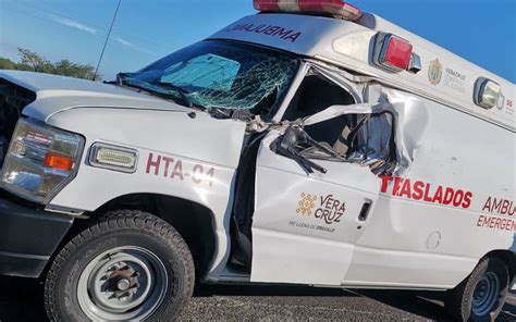 Accidente en carretera Alazán Canoas reportan volcadura de ambulancia