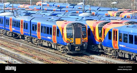 Teil Des South West Trains Passagierflotte Im Depot Neben Bahnhof