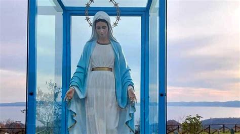 Cosè Questa Storia Della Madonna Di Trevignano Che Piange Sangue