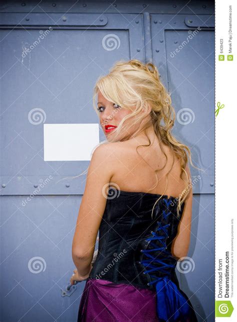 Belle pose blonde de femme image stock Image du resté