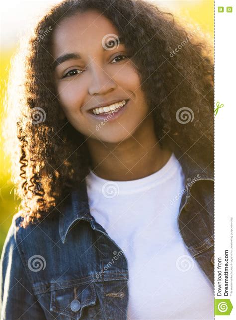 Adolescente De Fille D Afro Am Ricain De M Tis En Soleil Image Stock