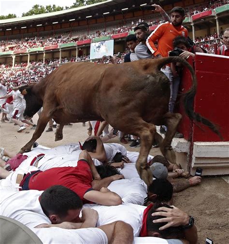 Penúltimo encierro de San Fermín concluye con un herido por asta de