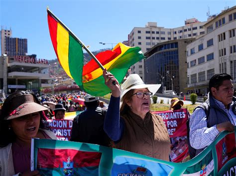 Bolivia Fuertes Protestas De Trabajadores Informales Por Un Proyecto