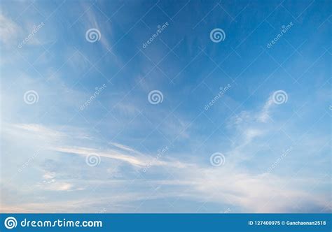 El Cielo Extenso Y Las Nubes Blancas Flotan En El Cielo Imagen De