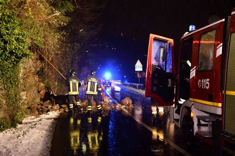 Frana Tra Dervio E Bellano Colpisce Due Auto Sulla Sp 72