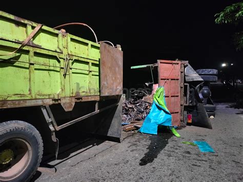 Diduga Tak Kuat Menanjak Truk Pengangkut Besi Tua Terguling Di Dekat