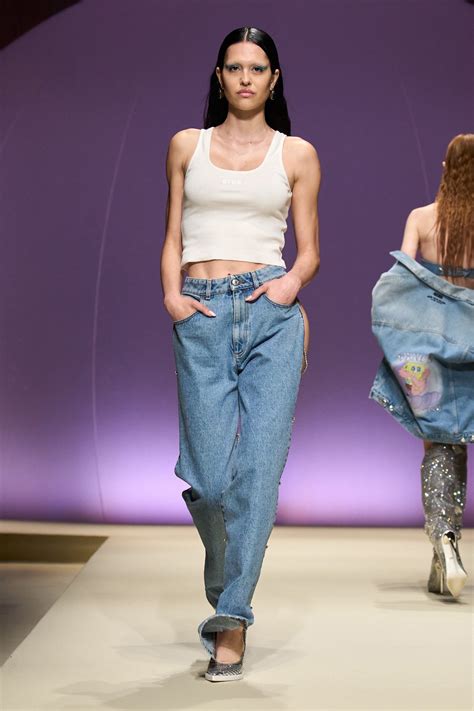 Te Decimos Cómo Llevar Jeans Acampanados En Primavera Verano 2023 Vogue