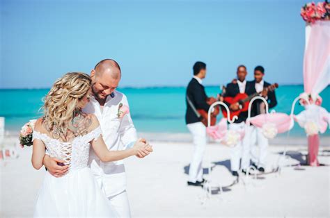 Gentle wedding in vintage style on the Juanillo beach in Cap Cana ...