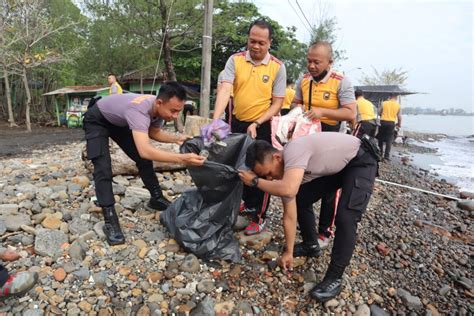 Bersihkan Sampah Di Kawasan Pantai Bentuk Kepedulian Polri Terhadap