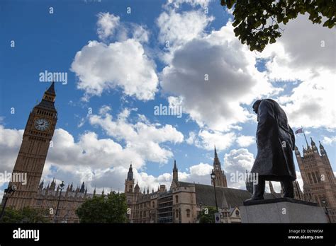 La Statue De Monsieur Winston Churchill Sur La Place Du Parlement