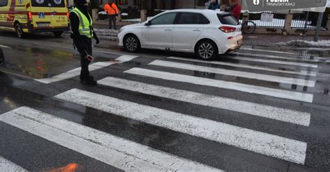 FOTO Ženu s dvoma deťmi zrazilo auto na priechode pre chodcov