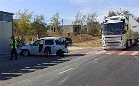 O Femeie A Ajuns La Spital Dupa Ce Masina In Care Se Afla A Fost