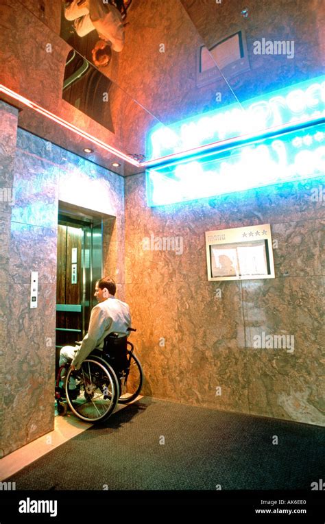 Restaurante accesible para discapacitados fotografías e imágenes de