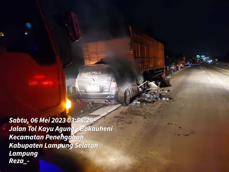 Truk Fuso Di Seruduk Toyota Inova Dari Belakang Pengemudi Dan