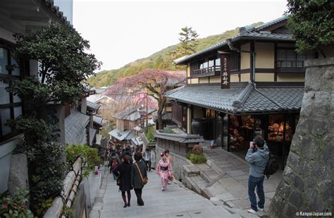 Ninenzaka and Sannenzaka - Traditional Pedestrian Shopping Streets in Higashiyama