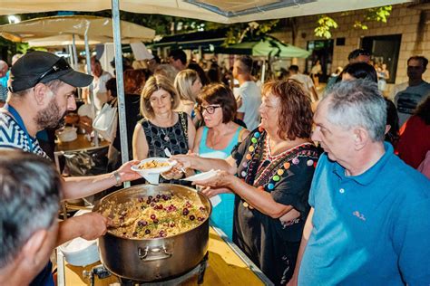 Slobodna Dalmacija Imotska Trpeza Ujedinila Hrvatsku Gosti I Turisti