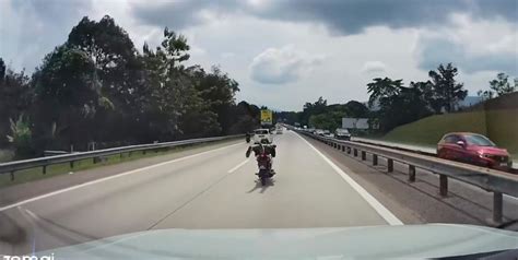 Dua Lelaki Tunggang Motosikal Secara Berbahaya Ditahan