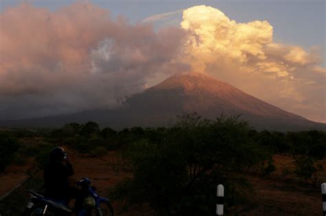 Thousands Of Tourists Stranded As Bali Volcano Erupts Abs Cbn News