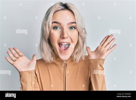 Jeune Fille Blonde Portant Des V Tements D Contract S C L Brant Fou Et Stup Fi Pour Le Succ S