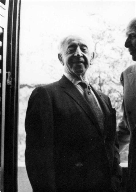 Plano Medio De Arthur Rubinstein Posando Junto A Un Hombre Y A Aniela