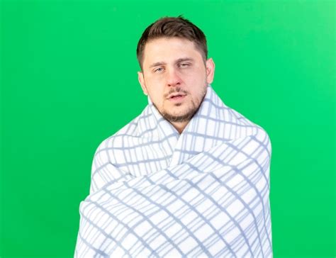 P Le Jeune Homme Malade Blonde Envelopp Dans Des Stands Carreaux Isol S Sur Un Mur Vert