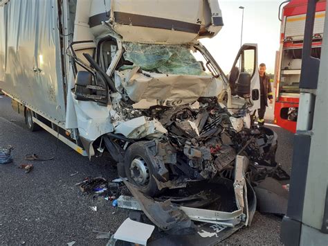 Autostrada A Scontro Tra Un Furgone E Un Camion Morto Un Conducente