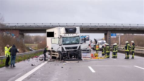 Lkw Fahrer Stirbt Bei Unfall Auf Der A1