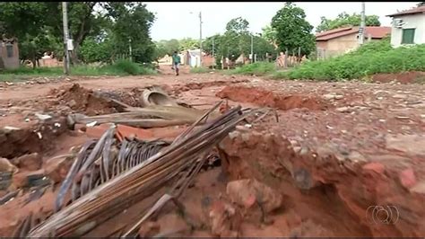 Moradores sofrem buracos em ruas sem asfalto de Araguaína