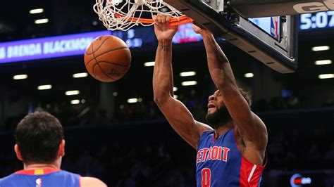 Andre Drummond is getting ready for the dunk contest with some reps ...